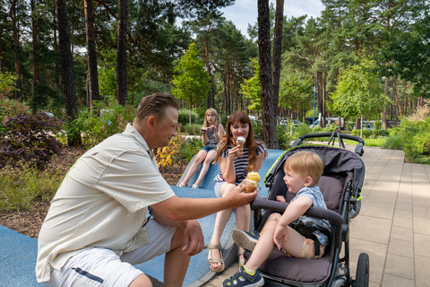 Eis essen auf der Seepromenade, Foto: Rico Schwarze - Glücksfoto GbR