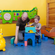 Spielen im Indoorspielplatz, Foto: Gl&uuml;cksfoto GbR - Rico Schwarze