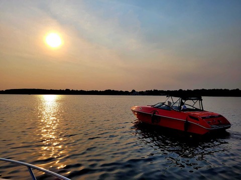 Boot fahren auf dem Senftenberger See, Foto: Familie Burzlaff