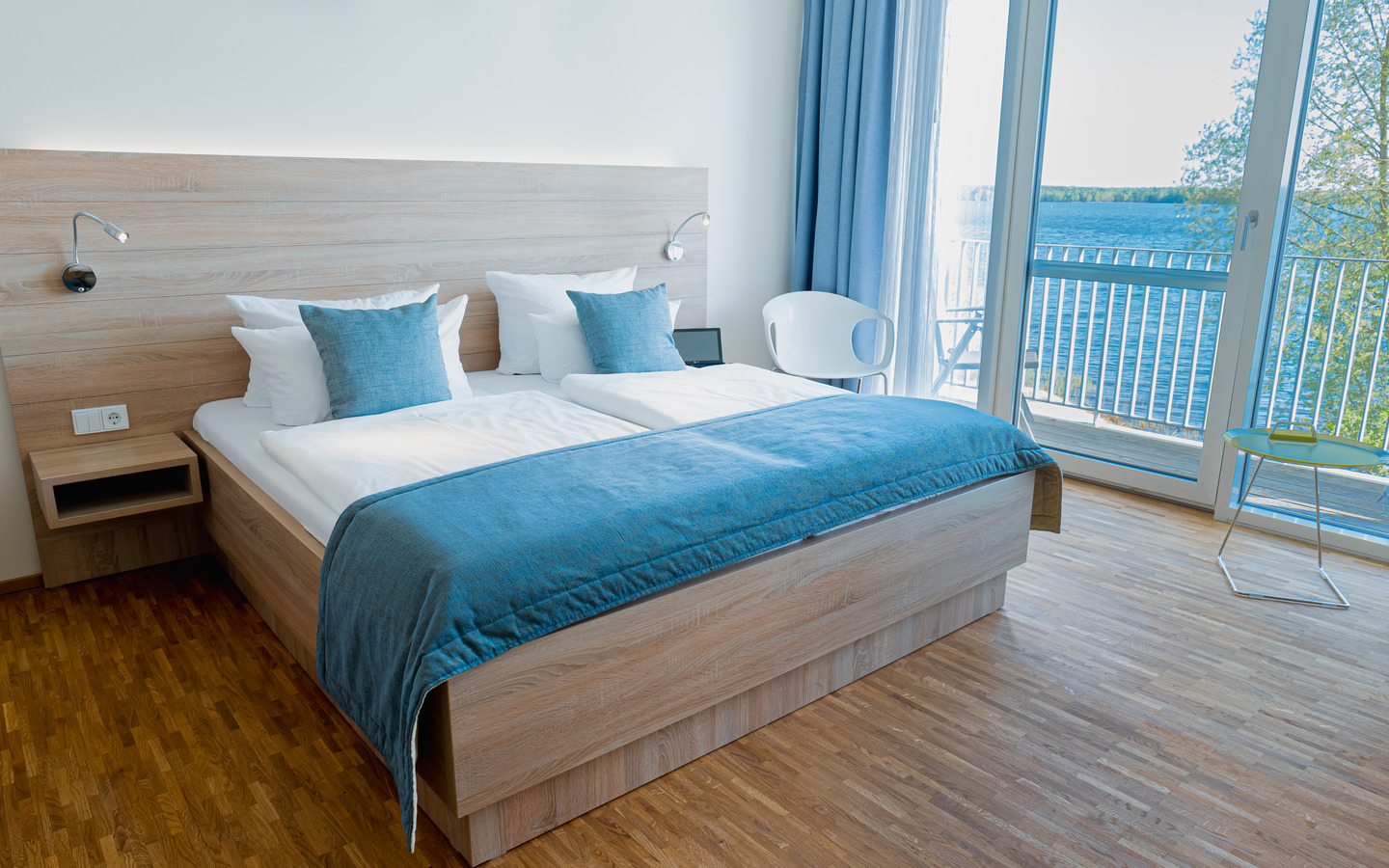 2023_Doppelzimmer Seeblick Premium barrierefrei_Foto Rico Schwarze (1).jpg