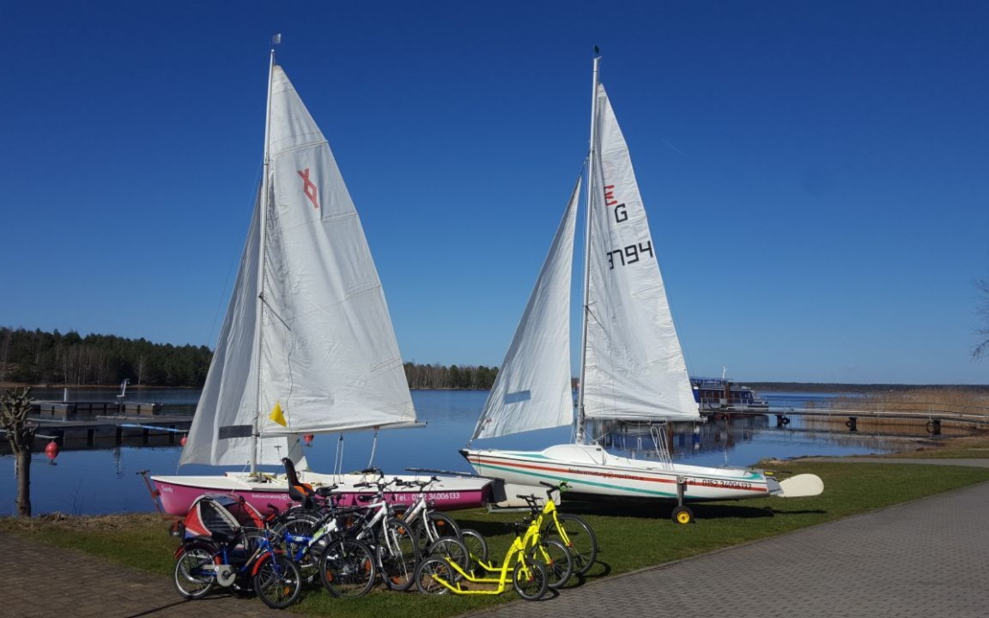 Fahrräder, Roller und Boote im Hafencamp bei expeditours, Foto: Manuela Zahn, Lizenz: Manuela Zahn
