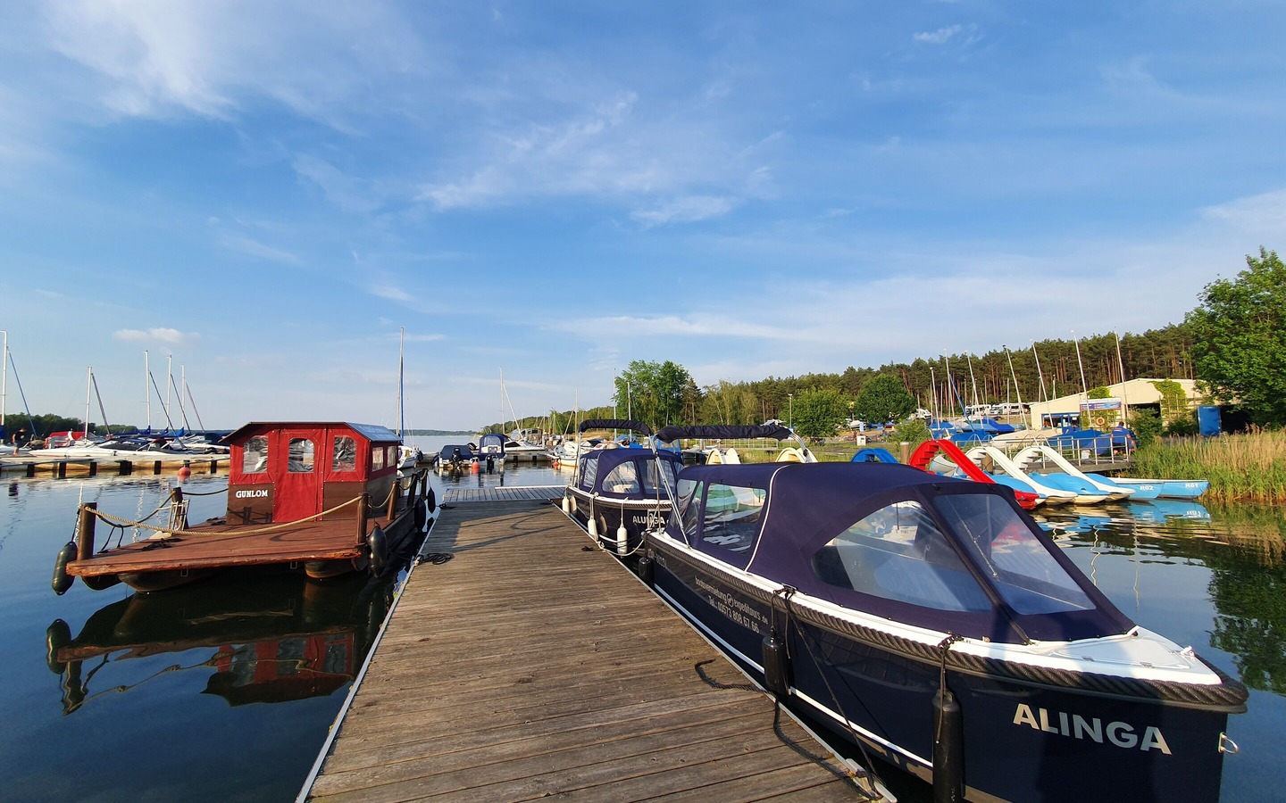 Motorboot und Hausboot bei Expeditours, Foto: Manuela Zahn, Lizenz: Expeditours
