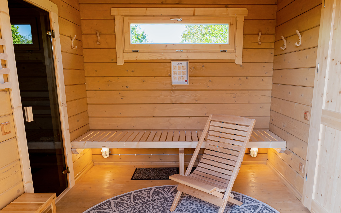 Vorraum mit Ruhezone in der Sauna, Foto: Glücksfoto GbR - Rico Schwarze