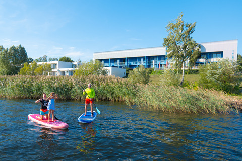 Stand Up Paddling im Strandhotel, Foto: Glücksfoto GbR - Rico Schwarze