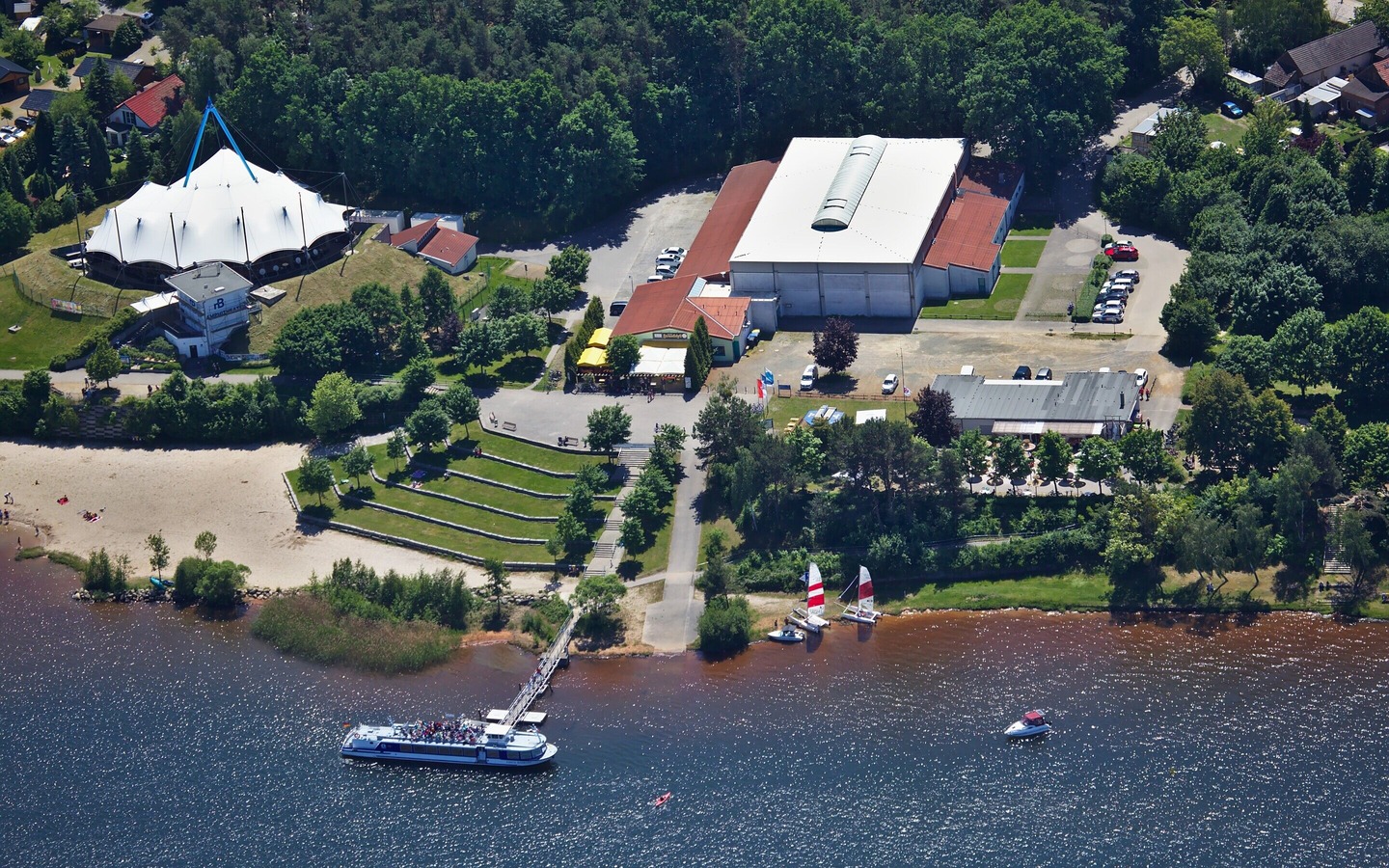 Fahrgastschiff Santa Barbara an ihrem Heimatplatz, dem Schiffsanleger in Großkoschen, Foto: Luftbild-Service Scheack, Lizenz: Reederei M. Löwa GmbH