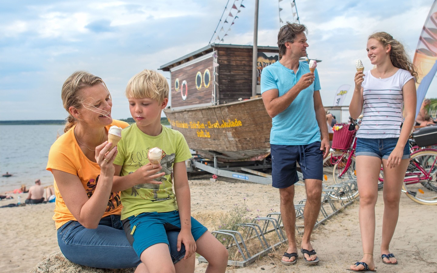 Eis essen am See, Foto: Nada Quenzel