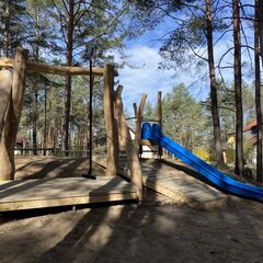 Seilrutsche und Rutsche am Spielplatz im Familienpark, Foto: Julia Kussatz