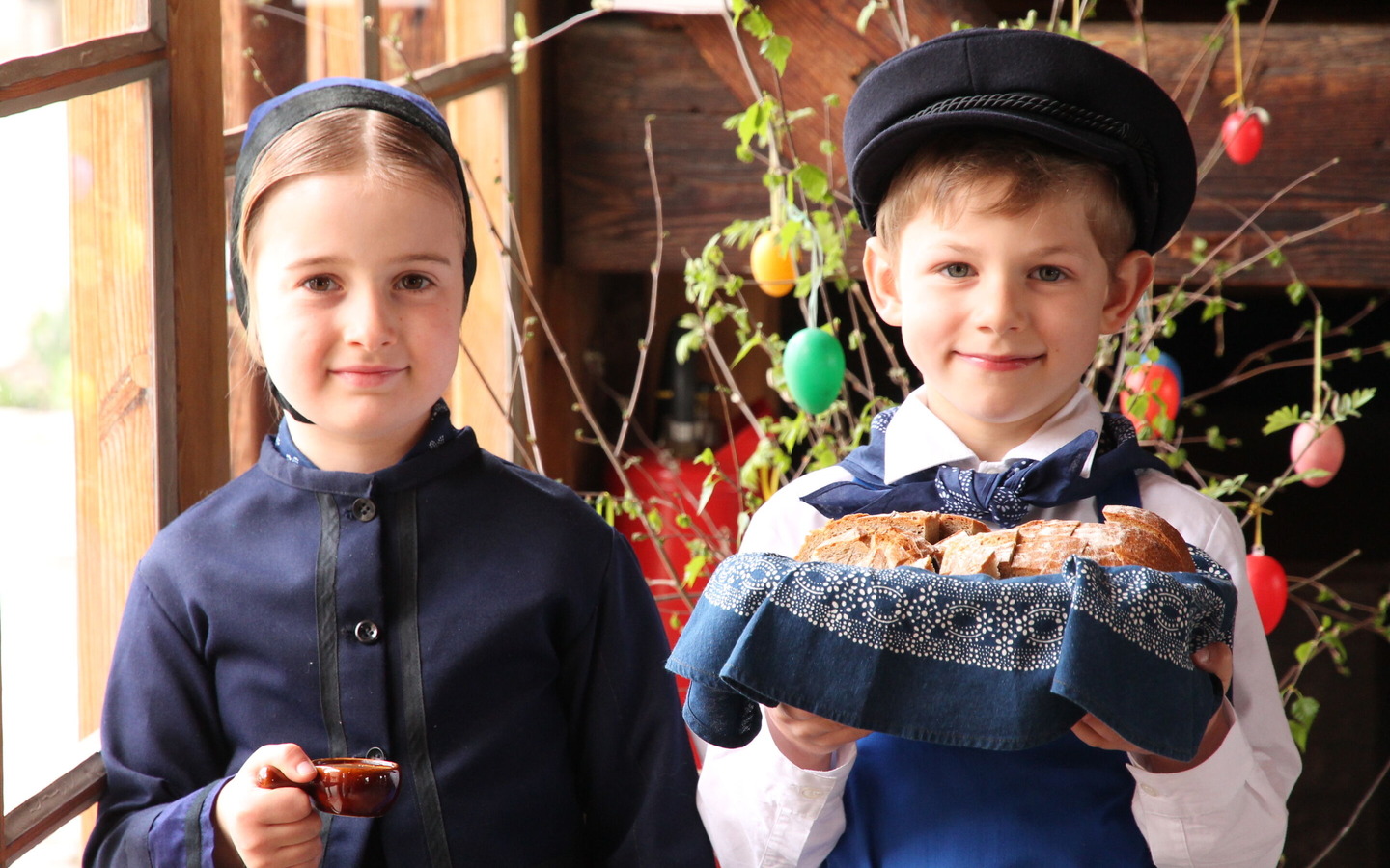 Kinder in sorbischer Tracht mit Brot und Salz, Foto: Tobias Zschieschick, Lizenz: Krabat-Mühle