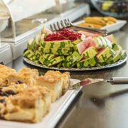 Obst und Kuchen am Fr&uuml;hst&uuml;cksbuffet, Foto: Harry M&uuml;ller
