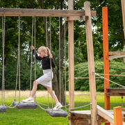 Balancieren auf dem Spielplatz Bergmann, Foto: Rico Schwarze - Glücksfoto GbR
