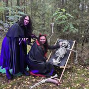 Parkgefl&uuml;ster 2025 - zwei nette Hexen, Foto: Julia Kussatz