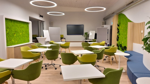 Gruppierung an Tischen im Kulturschiff, Foto: LSB