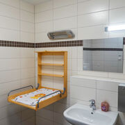 Wickeltisch im barrierefreien WC, Foto: LSB