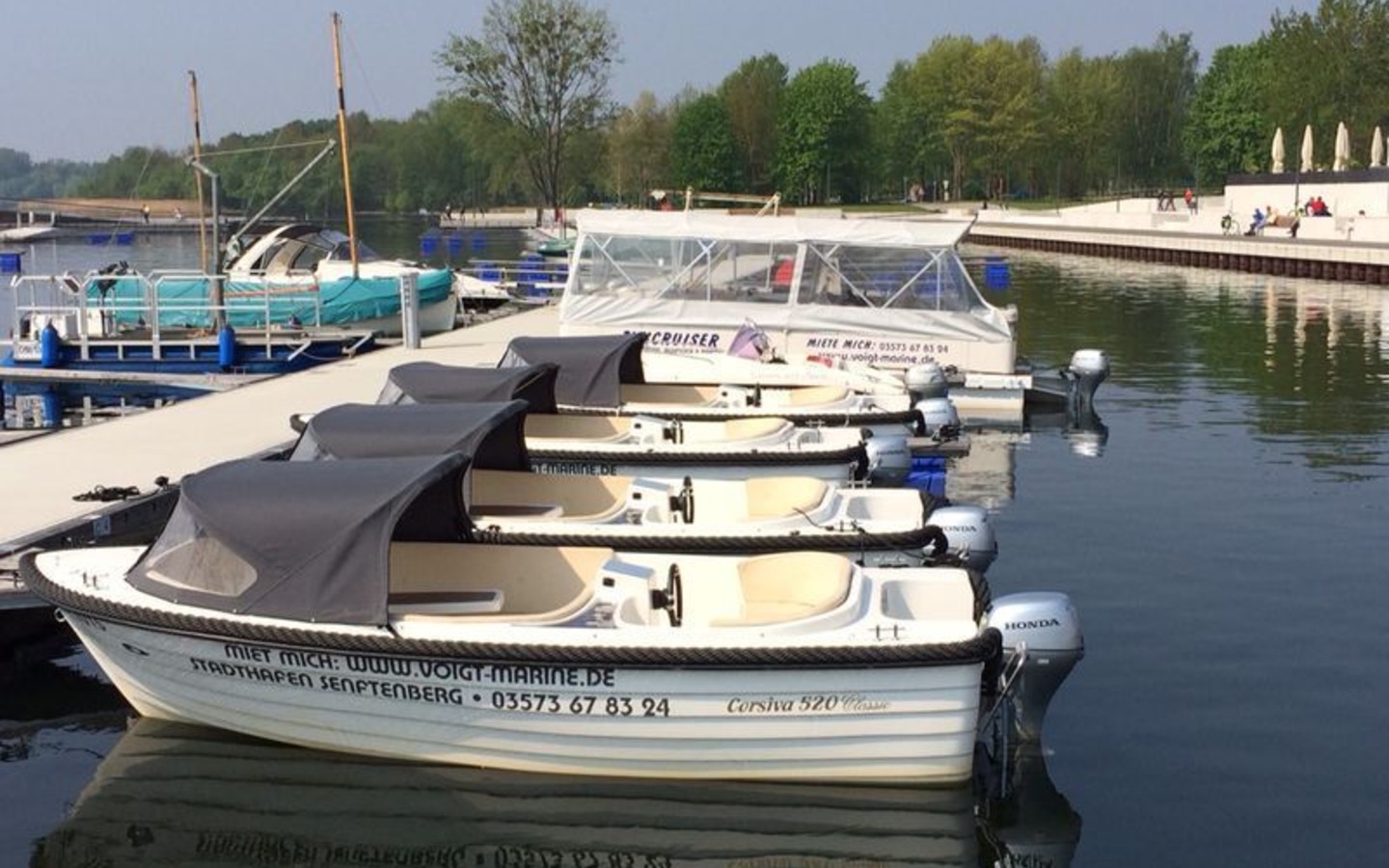 Charterboote im Stadthafen Senftenberg
