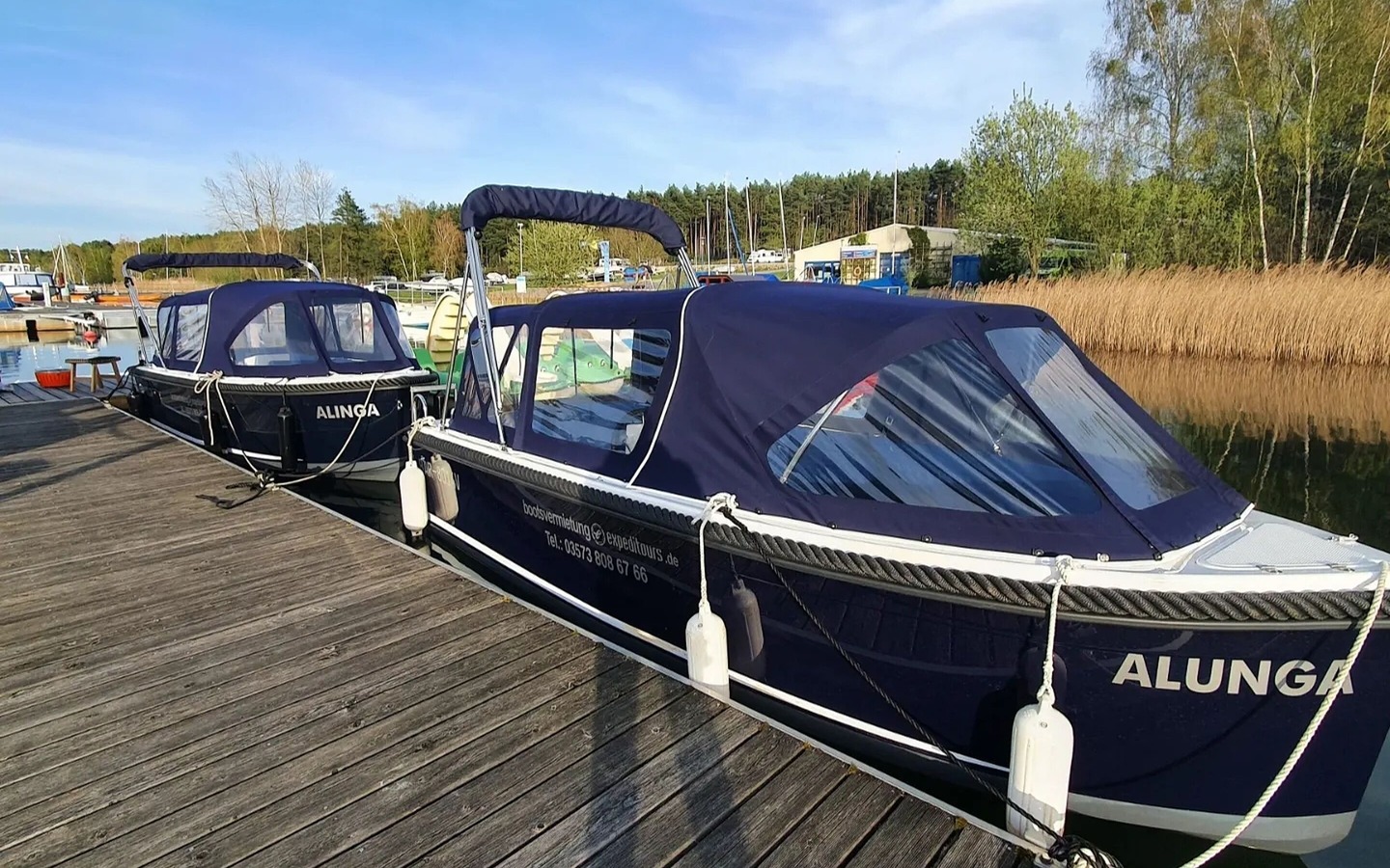 Motorboot mit Sonnen- und Regenschutz, Foto: Expeditours