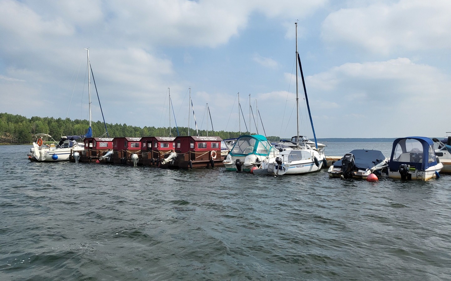 Blick auf den Steg mit den Flößen, Foto: Denise Haynert, Lizenz: Tourismusverband Lausitzer Seenland e.V.