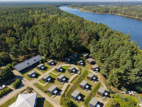 Luftaufnahme Campinghütten im Hafencamp Senftenberger See, Foto: Julia Kussatz